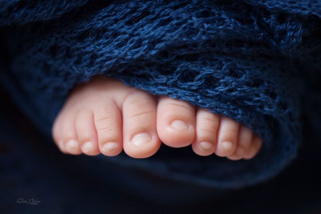 Newborn baby tiny feet picture
