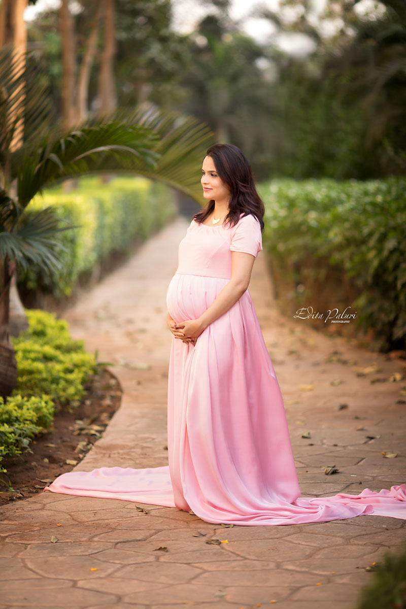 Pregnancy pictures in pink gown Pune
