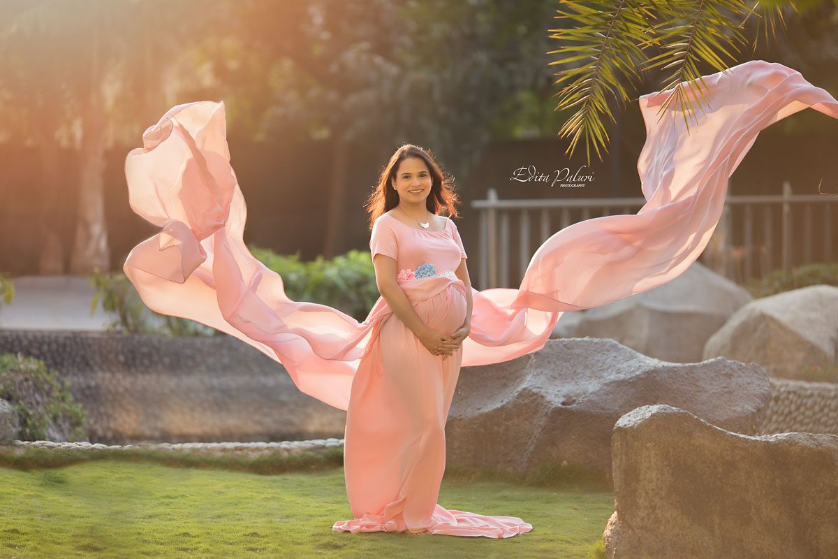 Maternity picture in pink flying gown