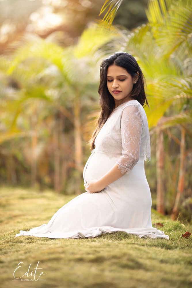 Pregnancy photography outdoor in Pune garden
