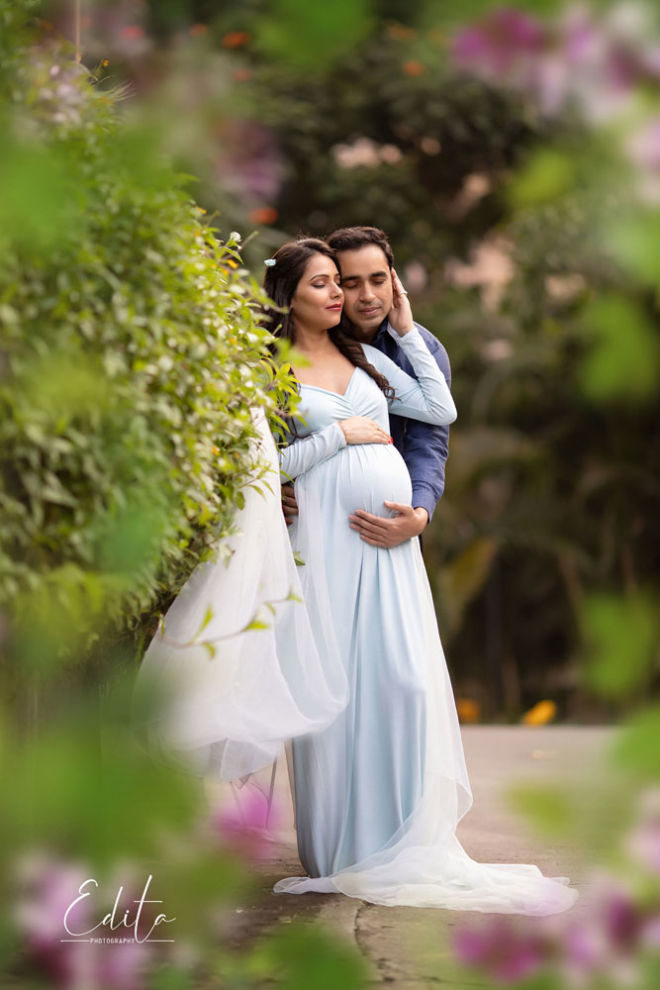 Young Indian Pregnant Couple Kissing And Posing In Nature Outdoor Maternity  Shoot Handsome Indian Man And His Beautiful Pregnant Wife Are Hugging And  Kissing Her Forehead On Park Outdoor Stock Photo -