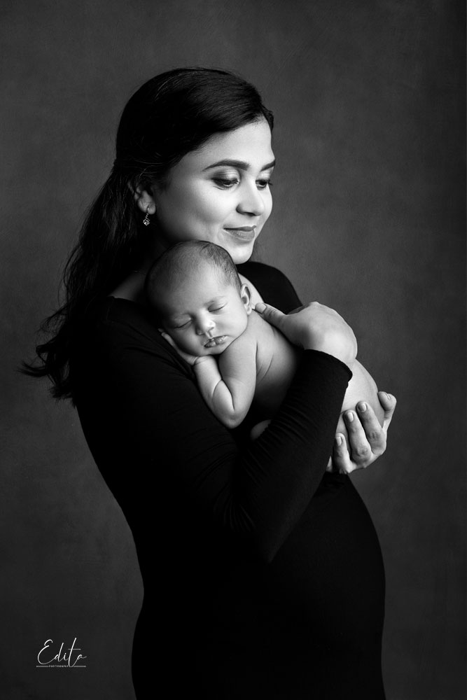 Fine art classic mother and newborn girl photo in Pune, black and white