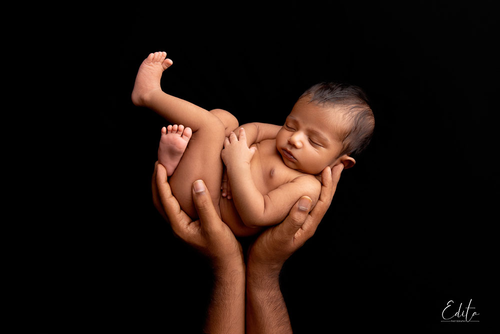 newborn Baby in fathers hands photography in Pune