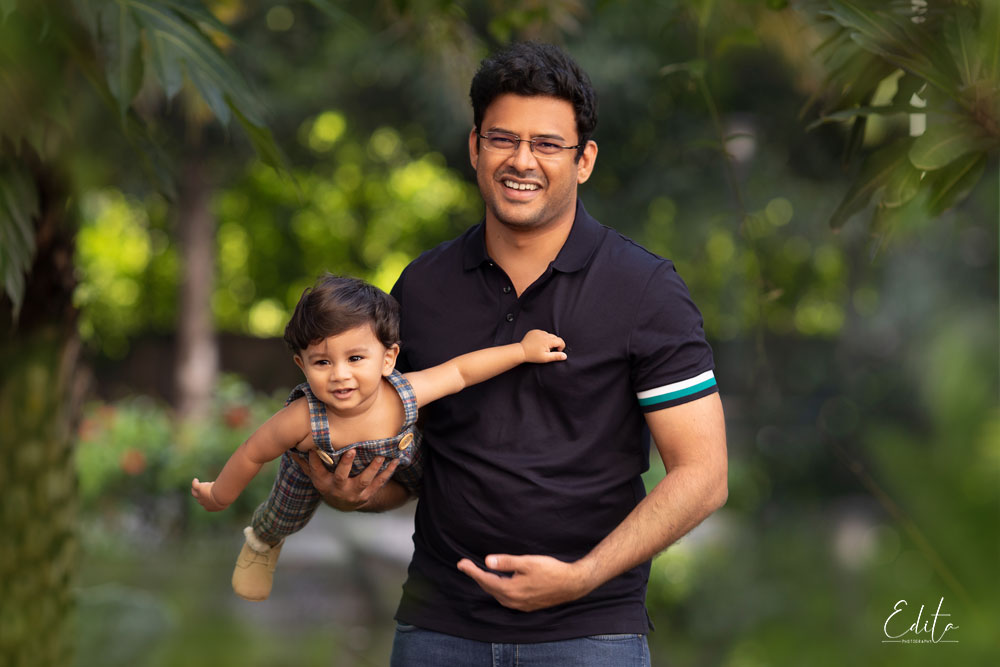 Dad and son baby boy playing in garden photo shoot in Pune