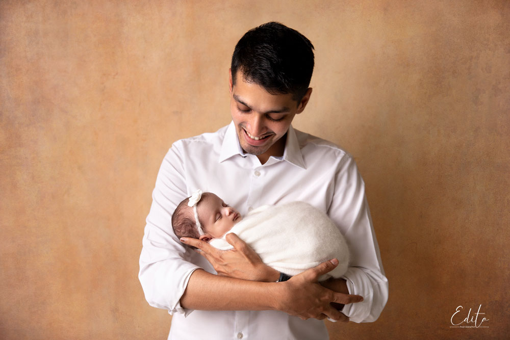 Father and newborn baby daughter photography in Pune