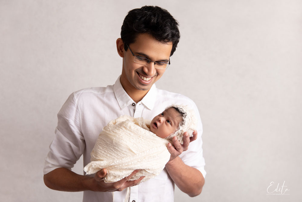 Dad and newborn baby daughter photo in Pune