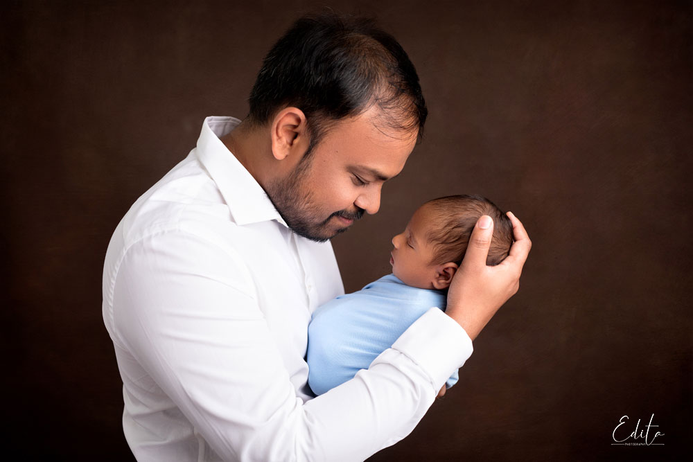Indian dad and newborn baby photo in Pune