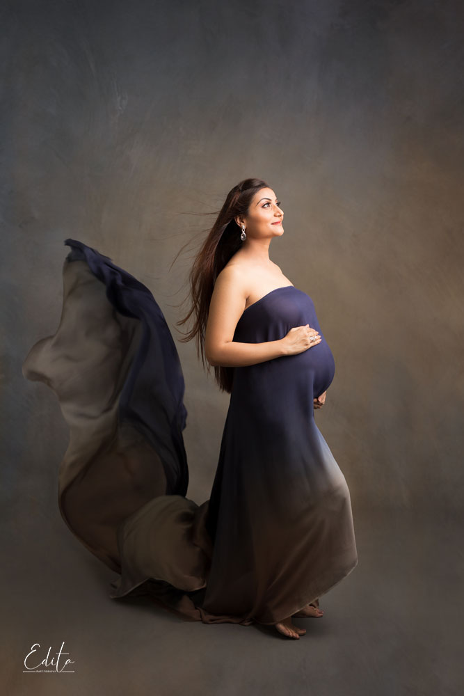Blue with grey fabric tossing for maternity photos in india