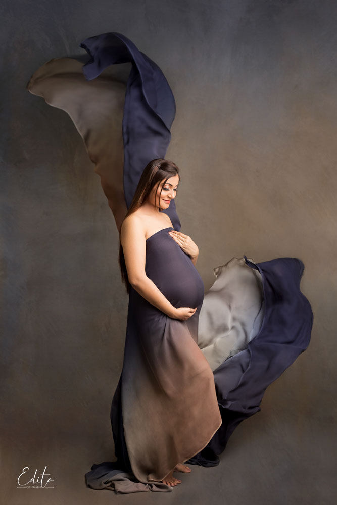 Fabric tossing for maternity photography in Pune