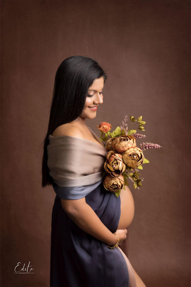 Belly maternity photography with flowers