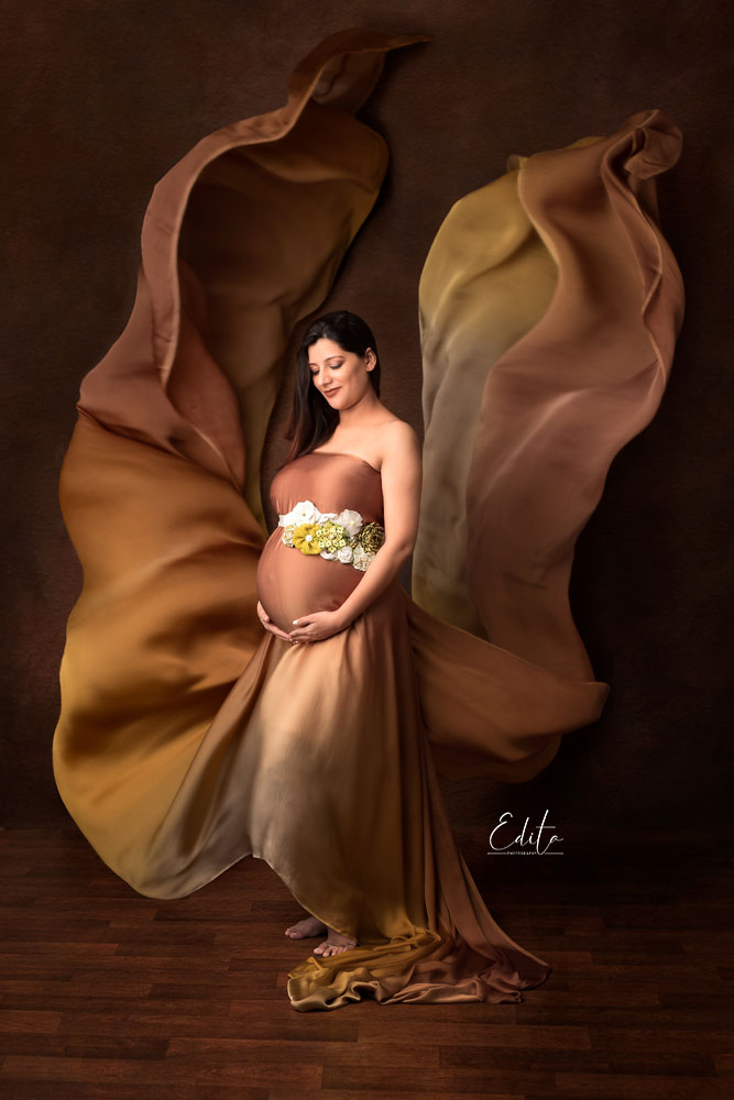 Maternity portrait fabric tossing by Edita Photography