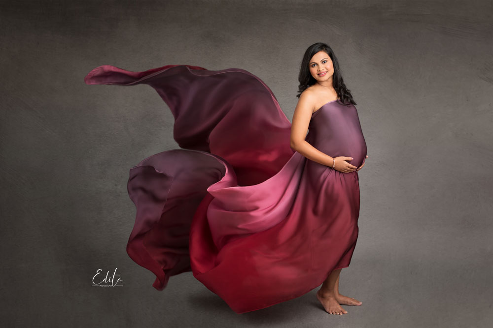 Mixed colors fabric tossing for pregnancy photography in Pune, India