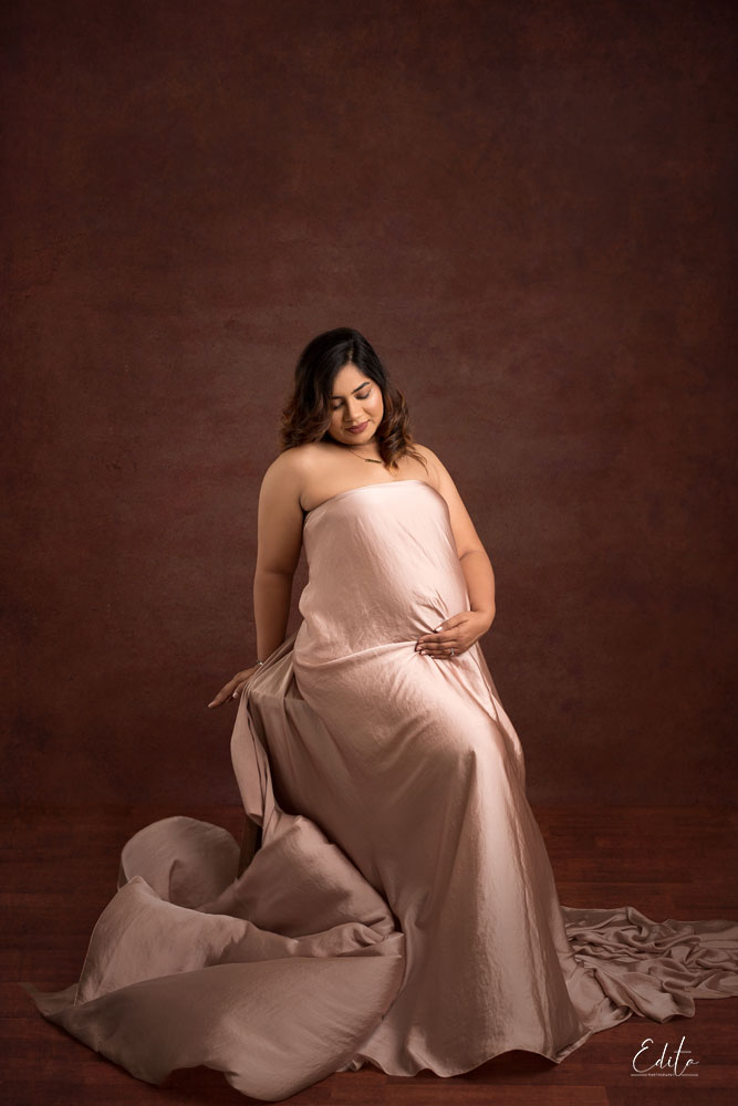 Maternity photographer in Pune, fabric tossing