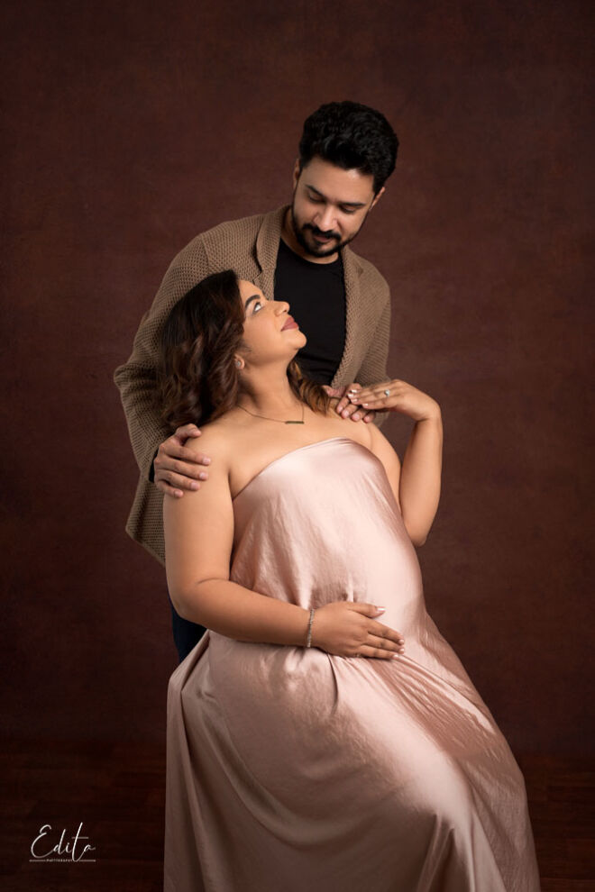Maternity photoshoot in Pune fabric tossing