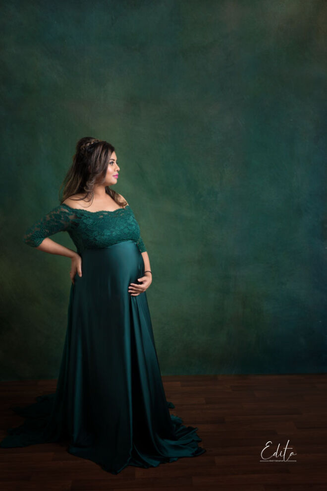 Maternity photo shoot green emerald dress photography by Edita
