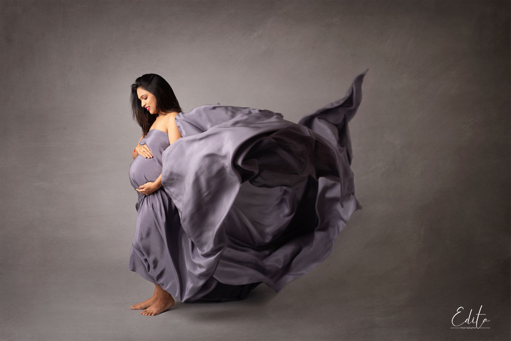 Fabric tossing in maternity photo shoot