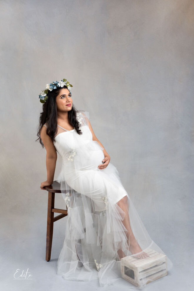 Pregnancy photos in white tulle gown