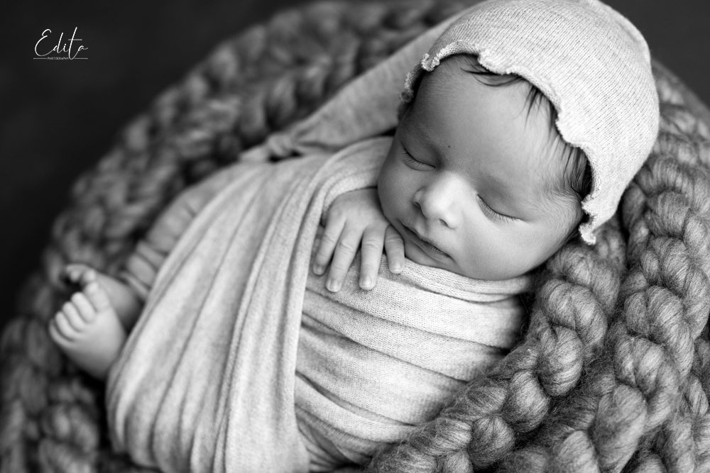 15 days baby photography in Black and white by Edita in Pune