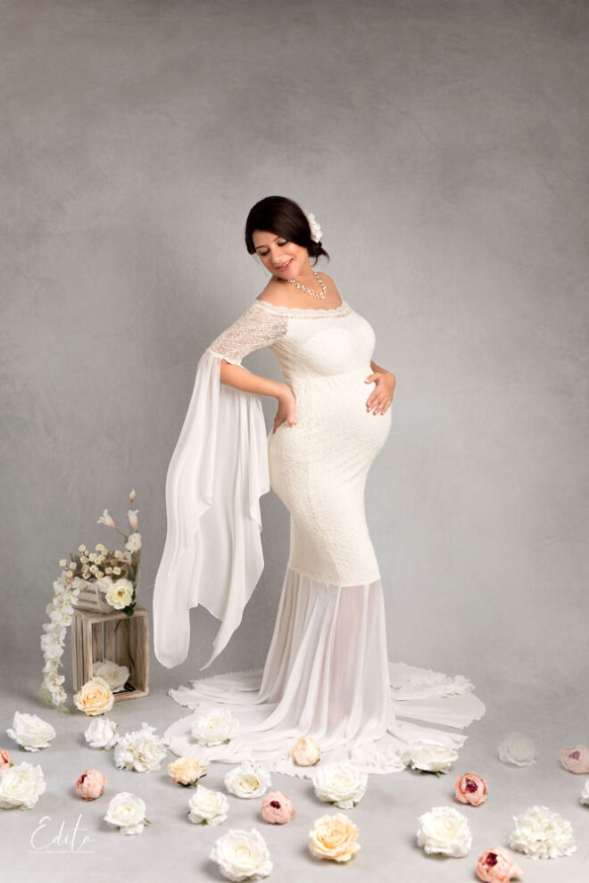 Maternity shoot in Pune Yulia Soloveva white gown with flowers around