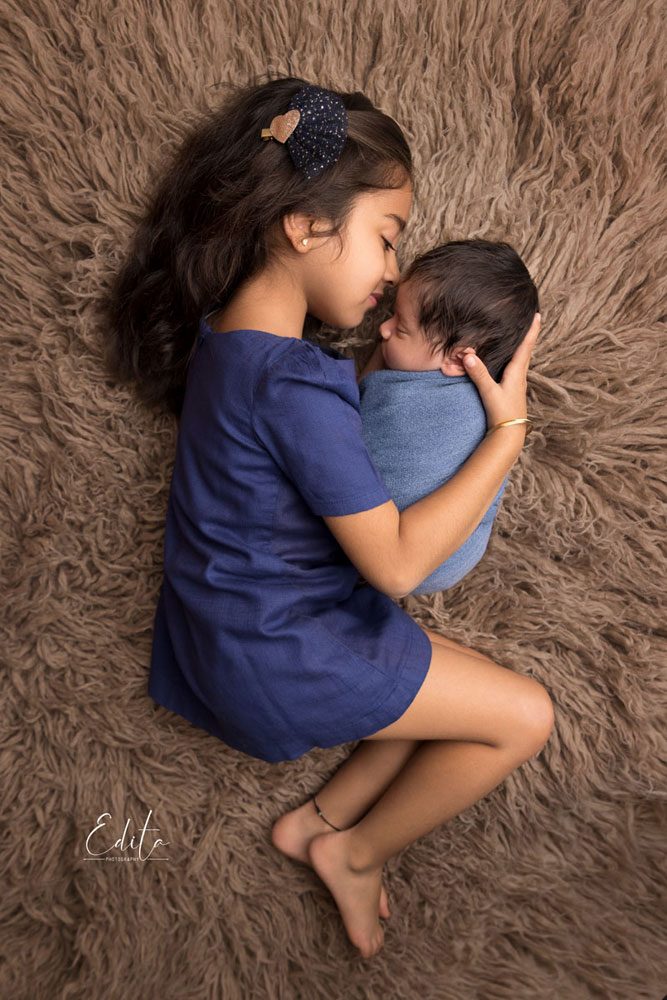 Siblings photo in Pune, newborn baby boy with elder sister