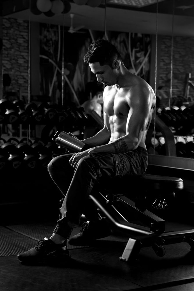Gym bodybuilder photography directed by coach Adiaesthetics