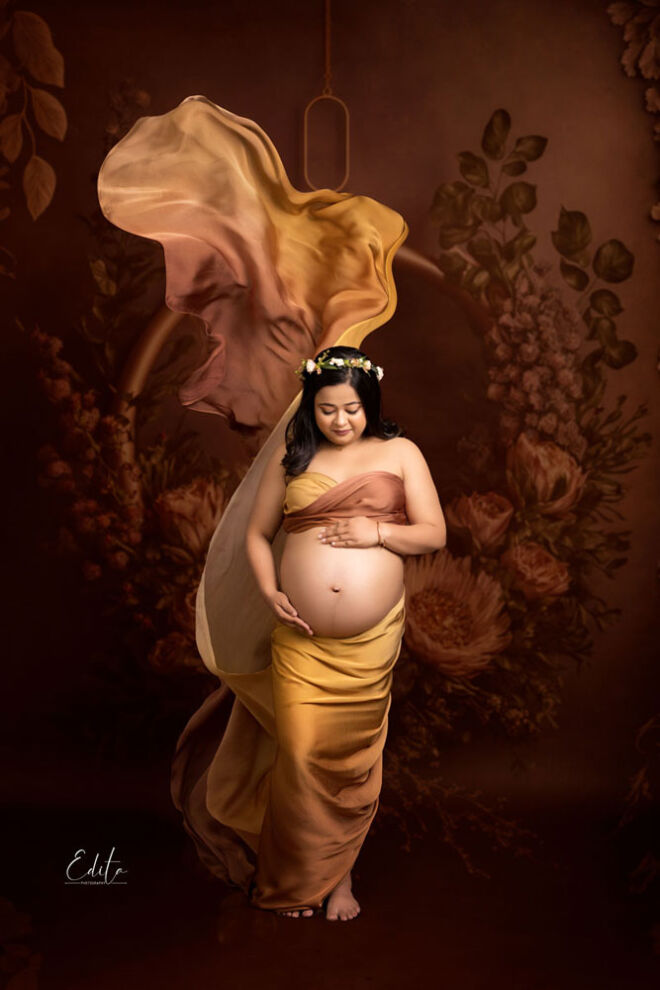 Fabric_tossing_maternity_photo_shoot_Pune_flowers_ring_background_1