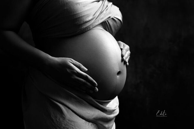 Maternity_photo_black_and_white_belly_01